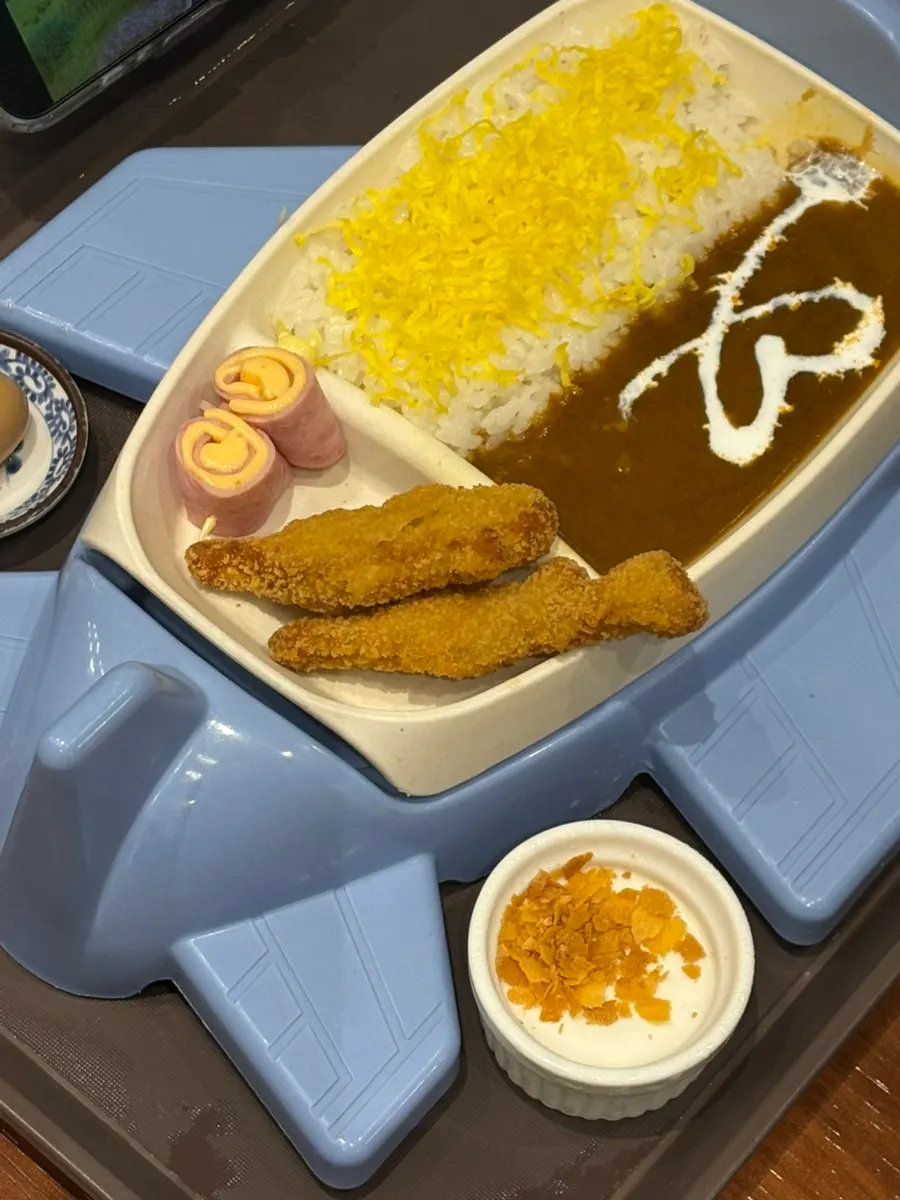 계란 토핑과 치킨너겟이 함께 나온 키즈카레 구성