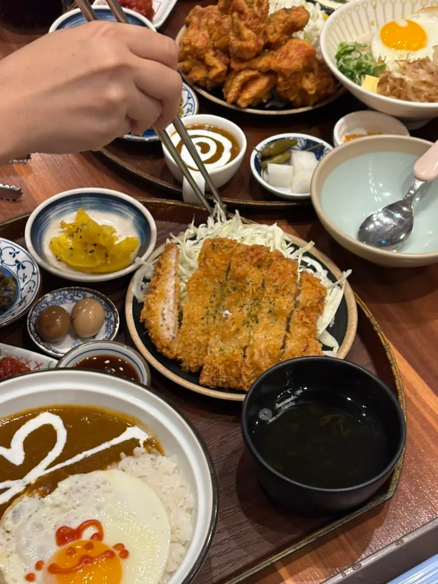 겉이 바삭하게 튀겨진 돈까스
