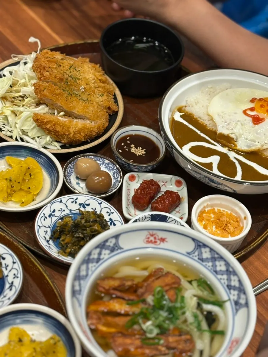 저녁 식사가 거의 끝나가는 테이블