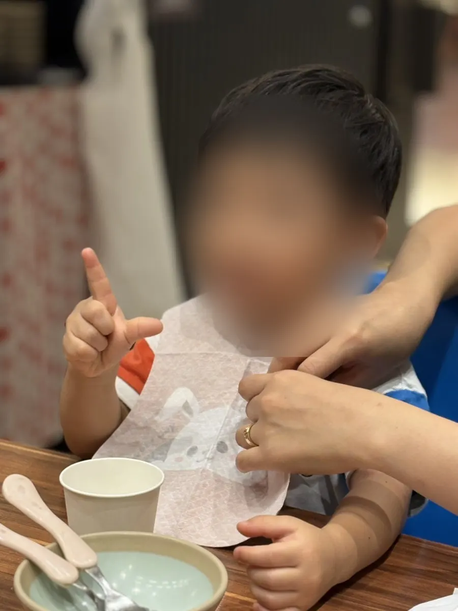 아이 앞에 놓인 어린이 식기 세팅