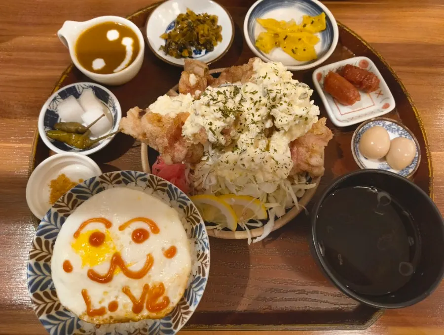 개인 쟁반에 담긴 일본 가정식 상차림