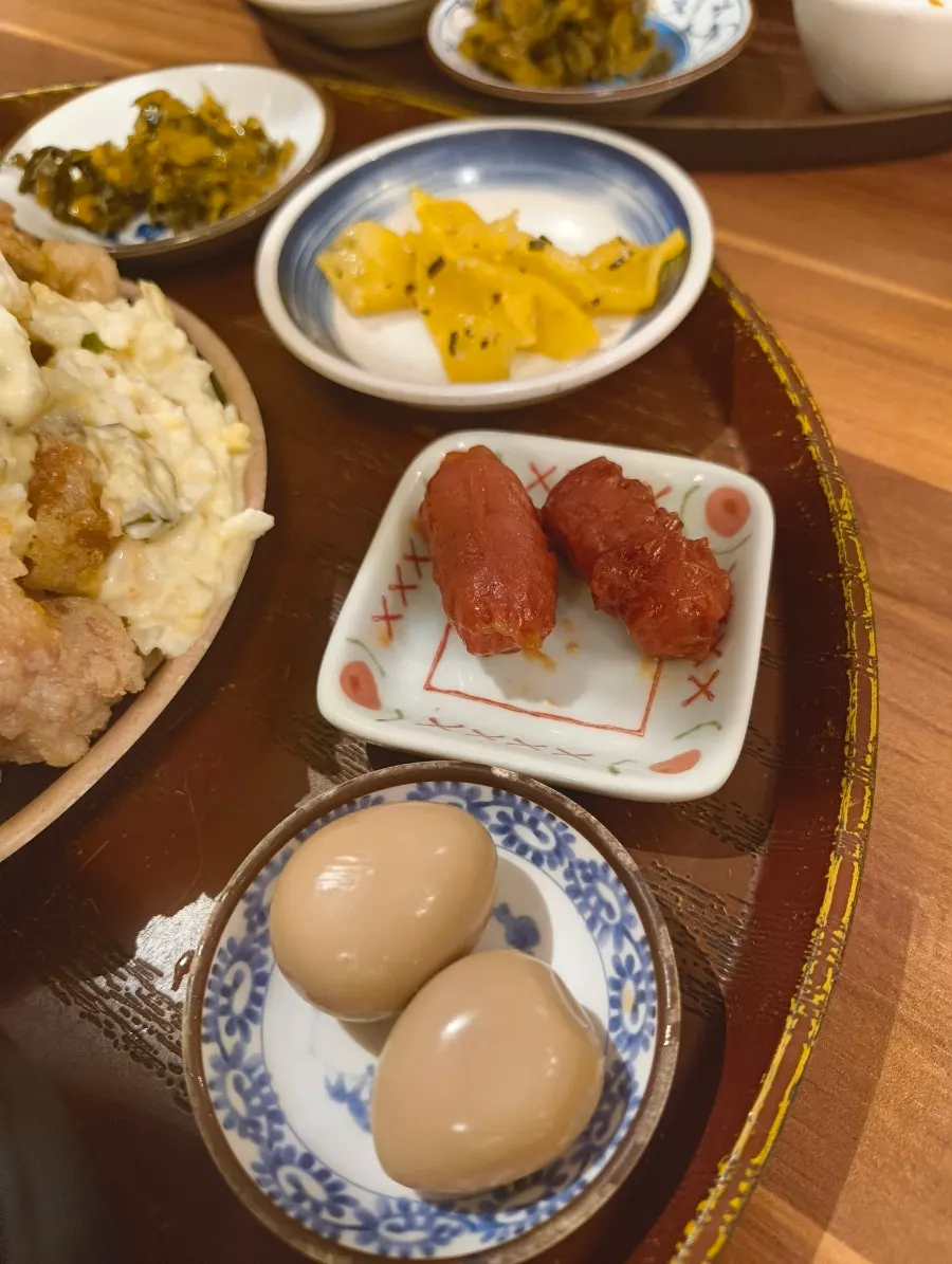 케첩 그림이 그려진 밥과 카레