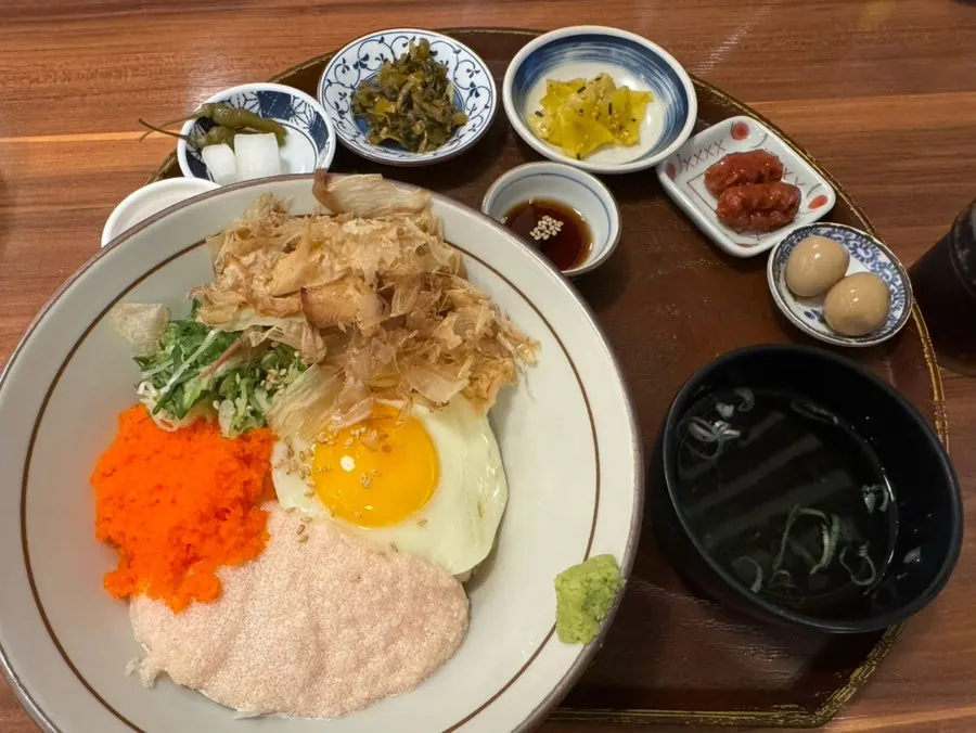 반숙 계란이 올라간 다이도코로 정식 한 상