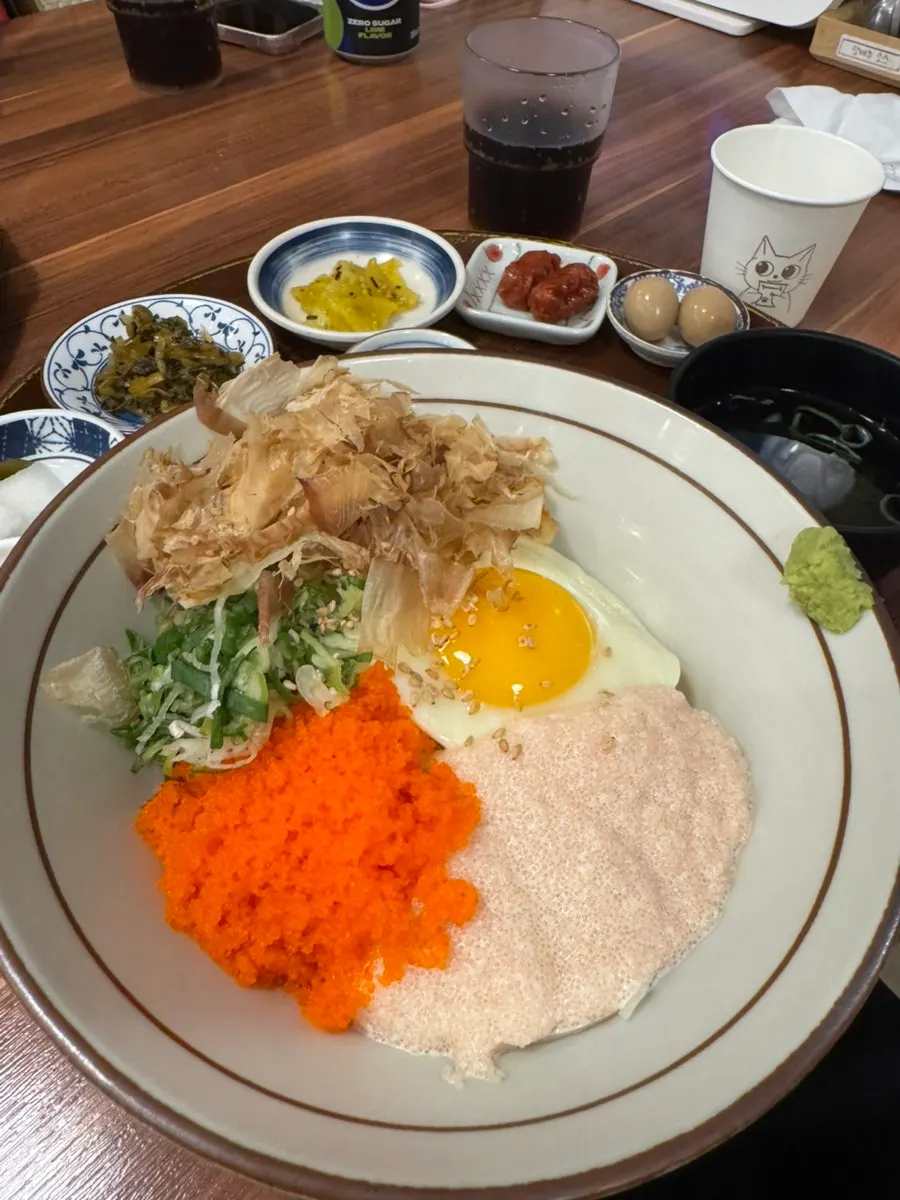 트레이에 담긴 정식 기본 찬과 우유푸딩