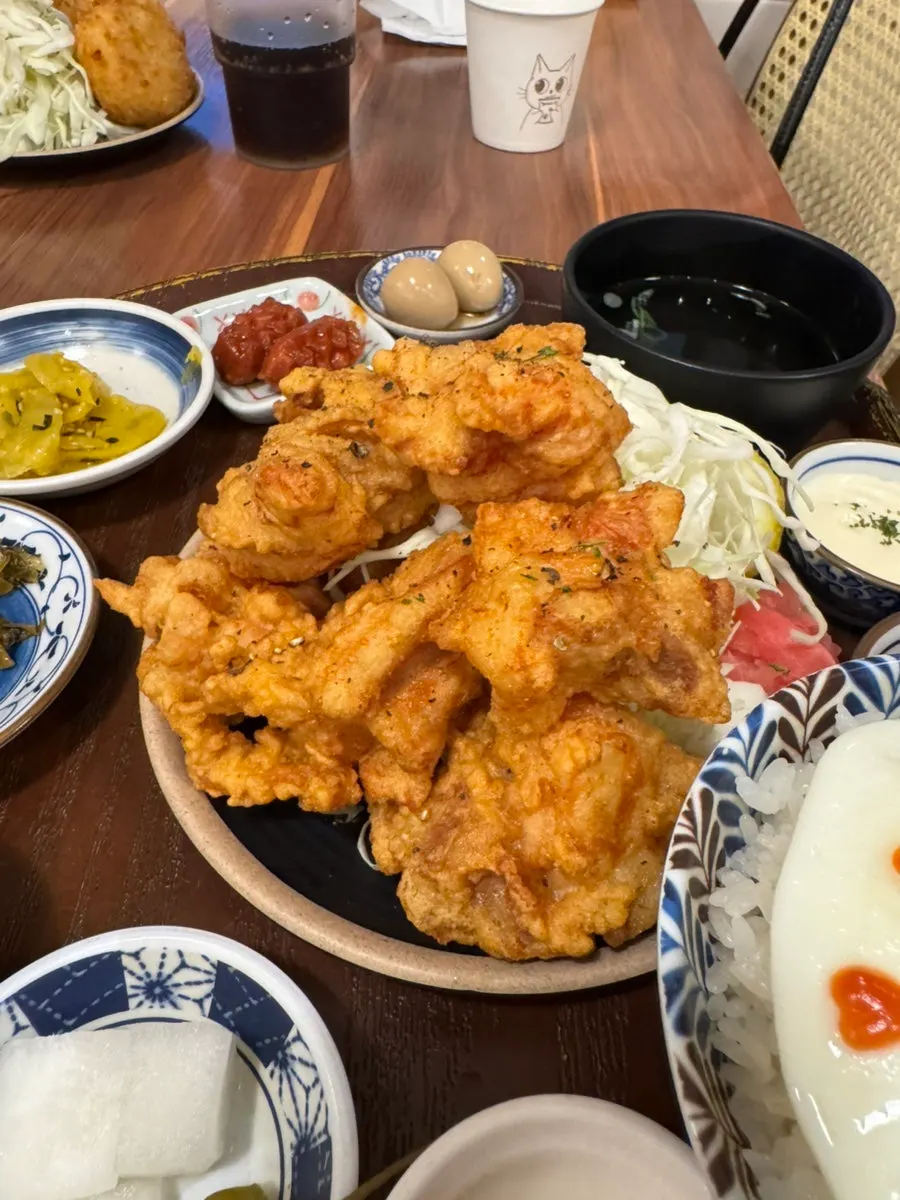 바삭하게 튀긴 가라아게 정식