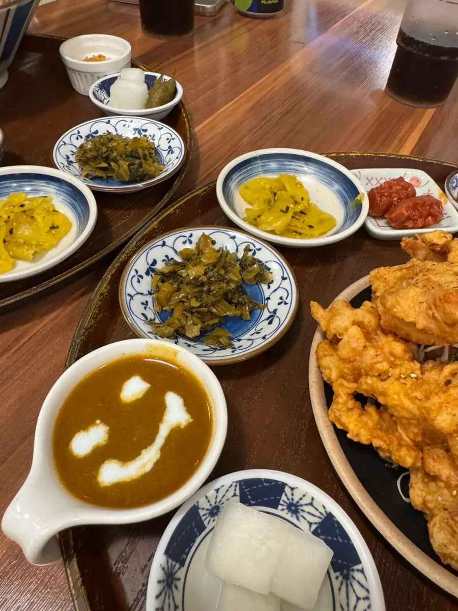 양배추 샐러드와 함께 나온 가라아게