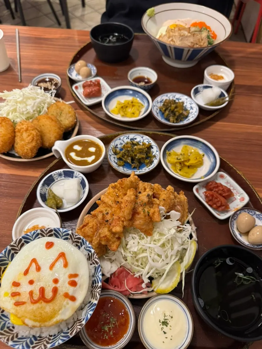 둘이서 나눠 먹은 정식과 고로케 한 상