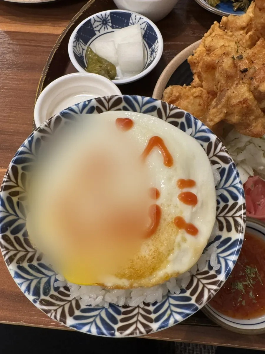 다이도코로 정식 두 개가 놓인 테이블