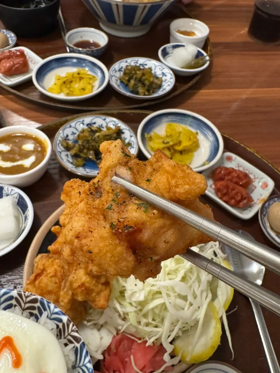 밥 위에 케첩으로 그린 캐릭터