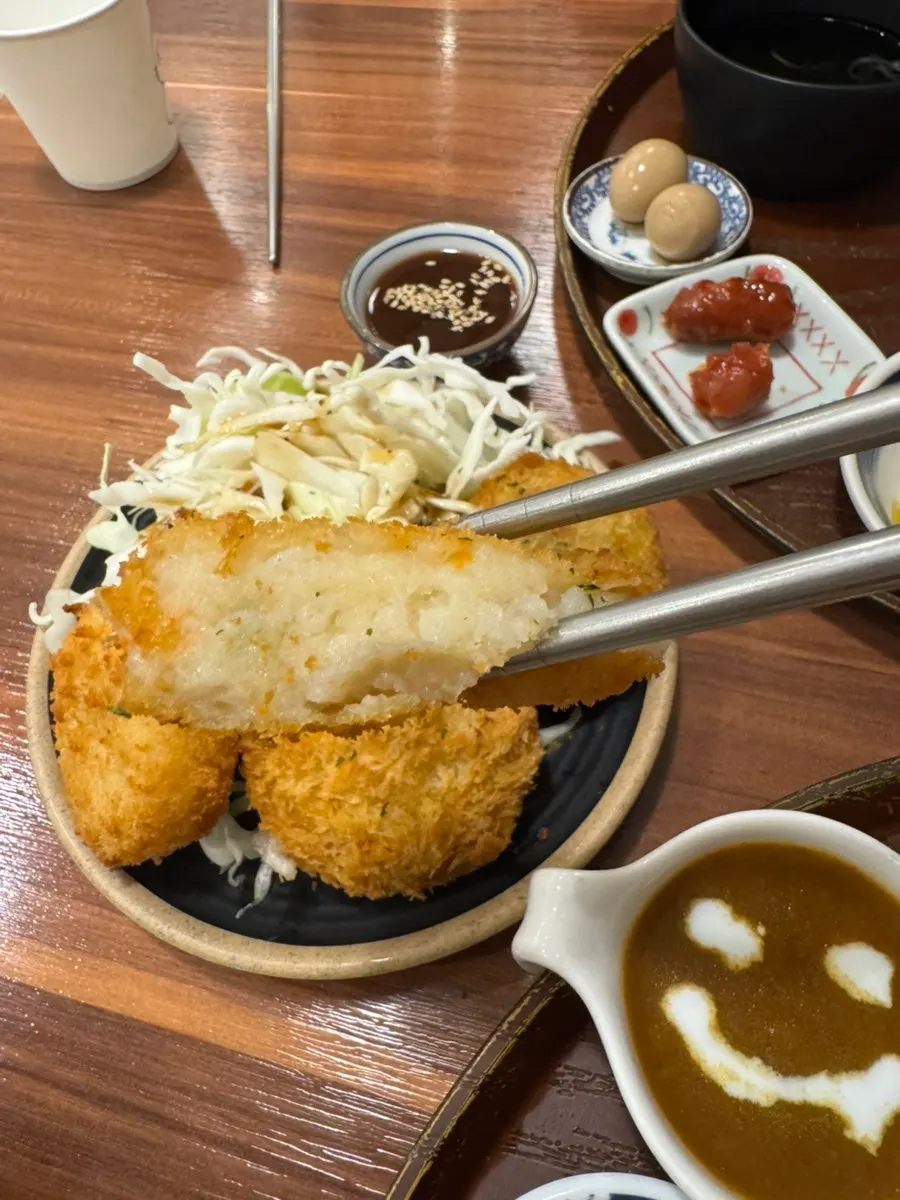 바삭하게 튀겨진 모듬 고로케