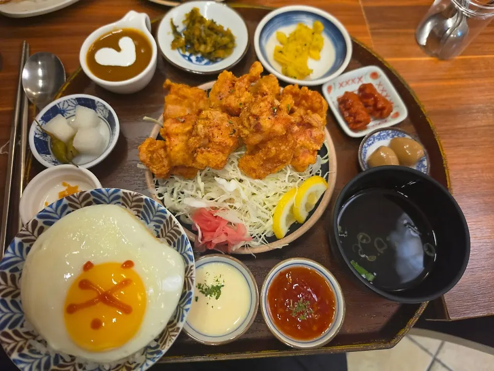 Daidokoro's karaage set spread