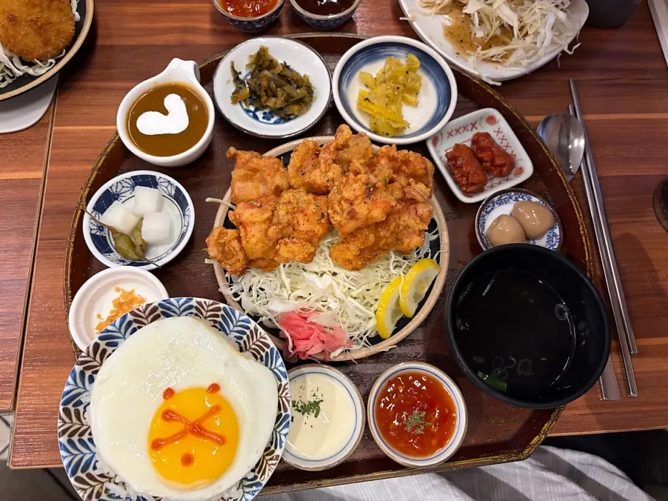 Karaage and rice served as part of the set