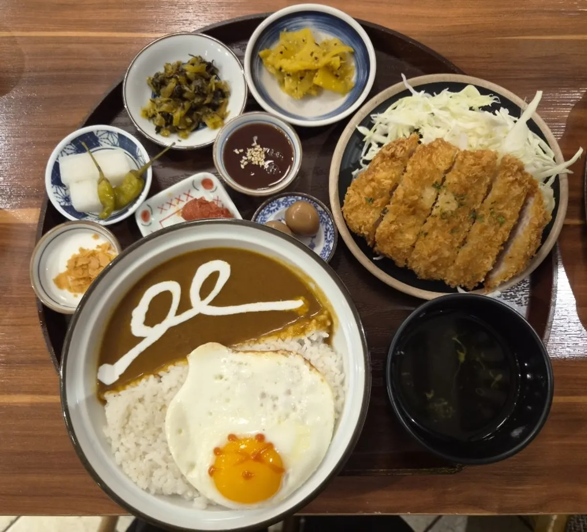 반숙 계란에 그림이 올라간 돈까스 카레정식