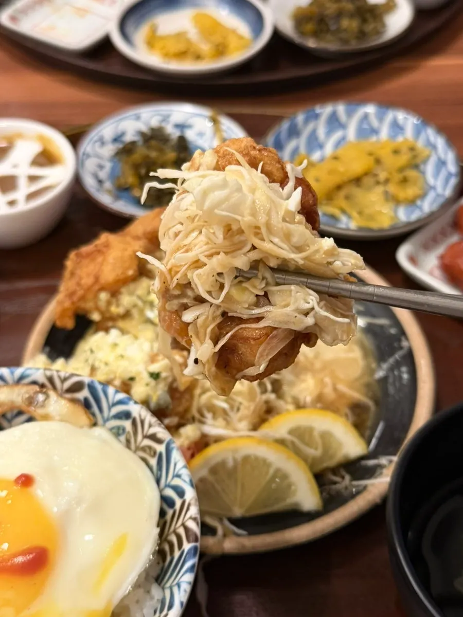Crunchy salad plated with the chicken nanban