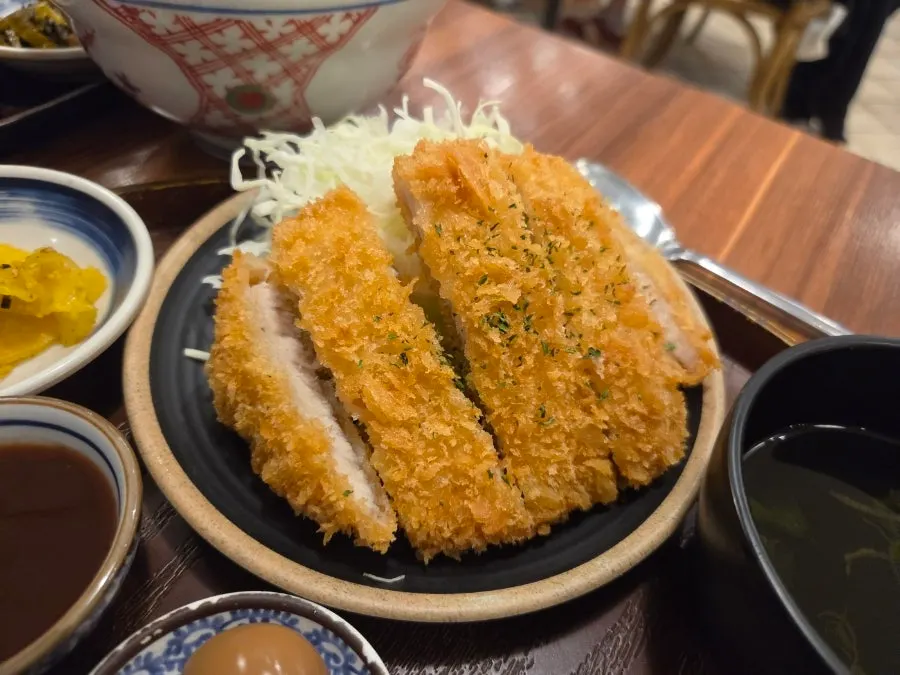 Generous serving of the tonkatsu set