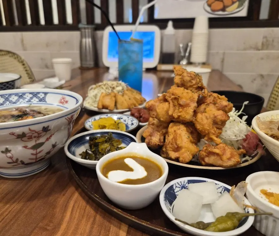 Rice and curry served with the tonkatsu set