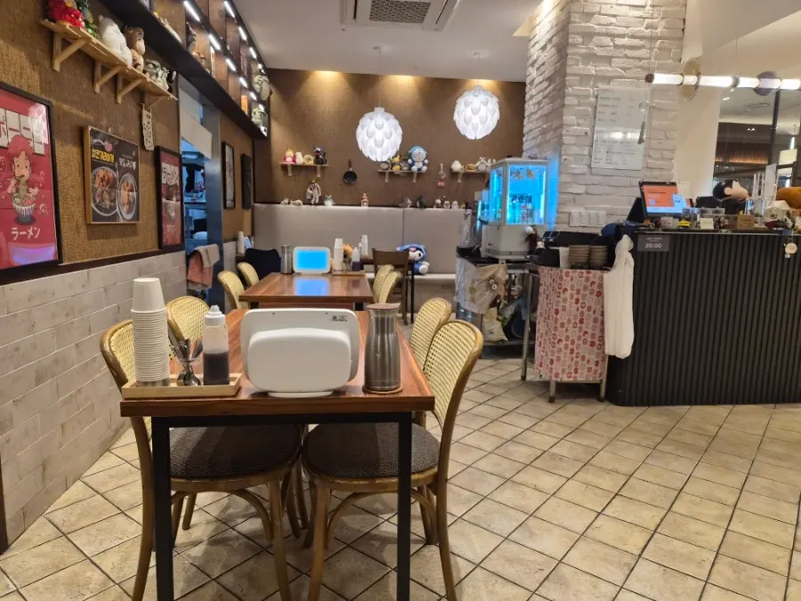 Cute doll-decorated interior of Daidokoro Gwangbok Branch