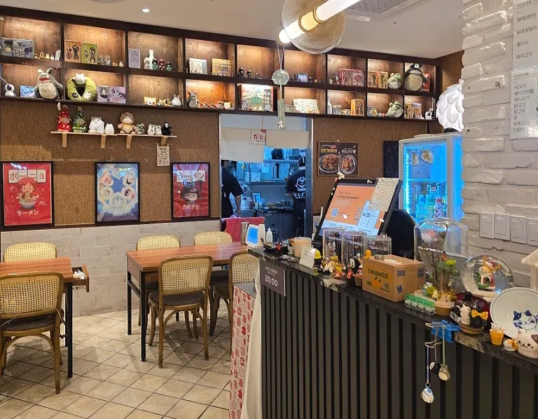 Display of Pokémon and Shin-chan figures next to the restaurant