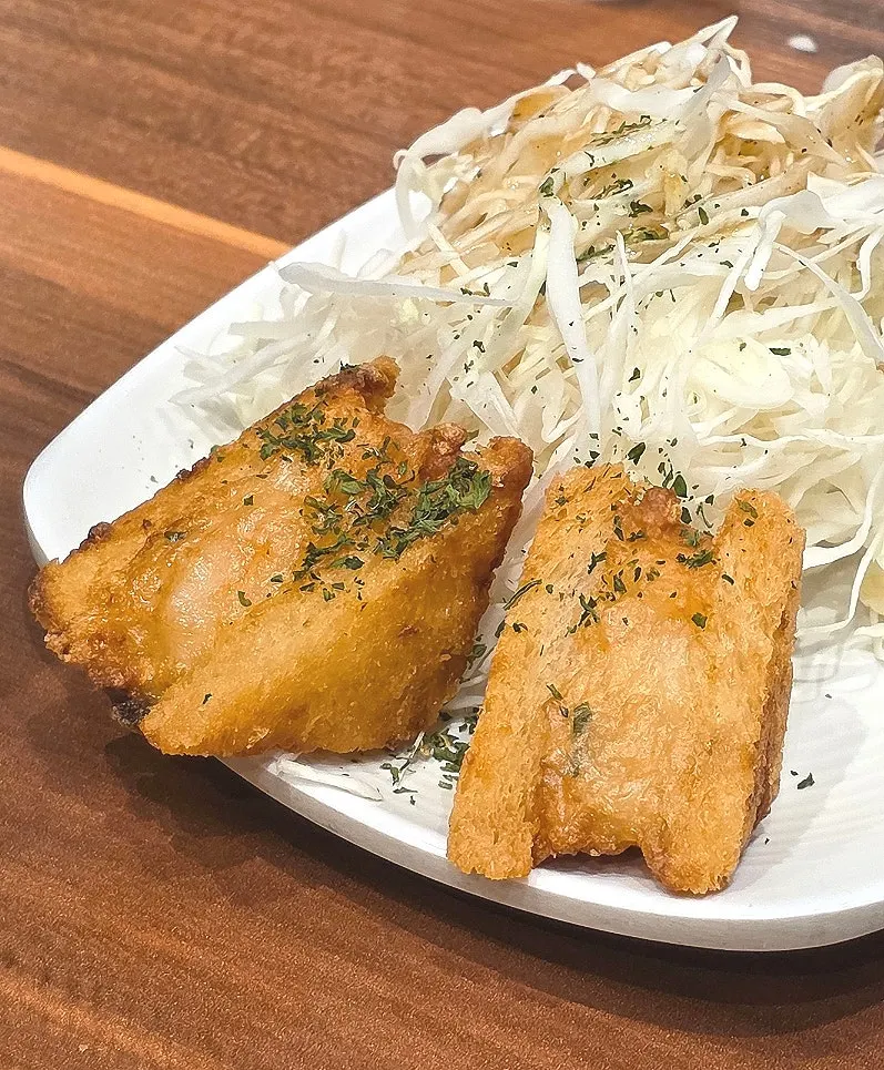 Crispy fried menbosha with cabbage