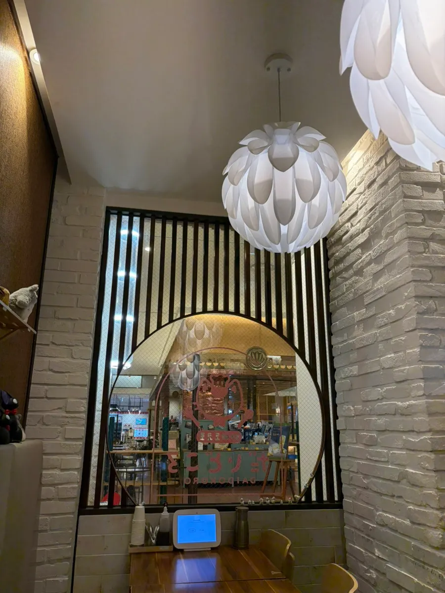 인형과 캐릭터 그림이 놓인 매장 장식