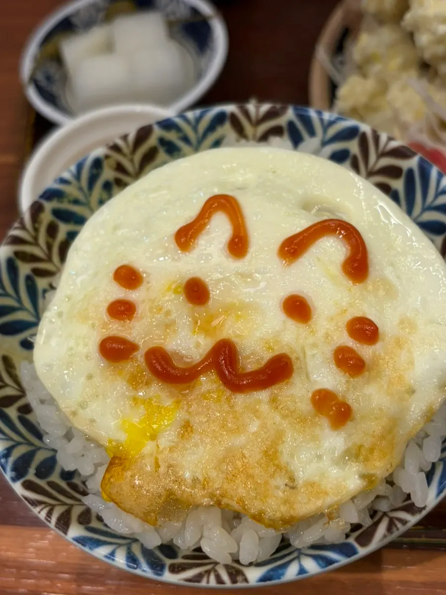 밥과 국, 반찬이 함께 차려진 정식 한 상