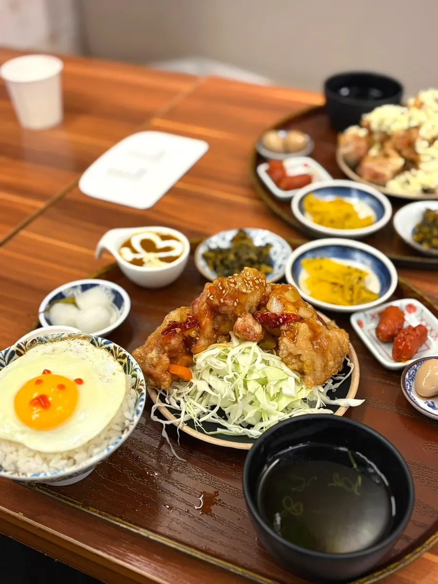 깨를 뿌린 윤기 나는 깐풍기정식