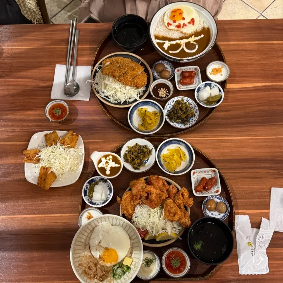 정식과 카레, 우동, 가라야게가 있는 다이도코로 메뉴판