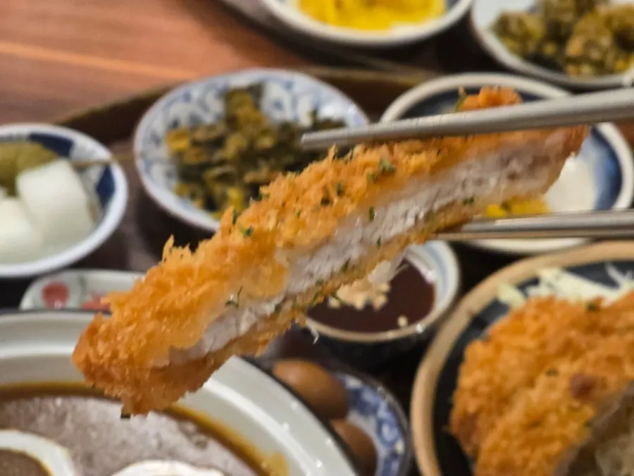 카레에 비벼 먹는 밥과 돈까스