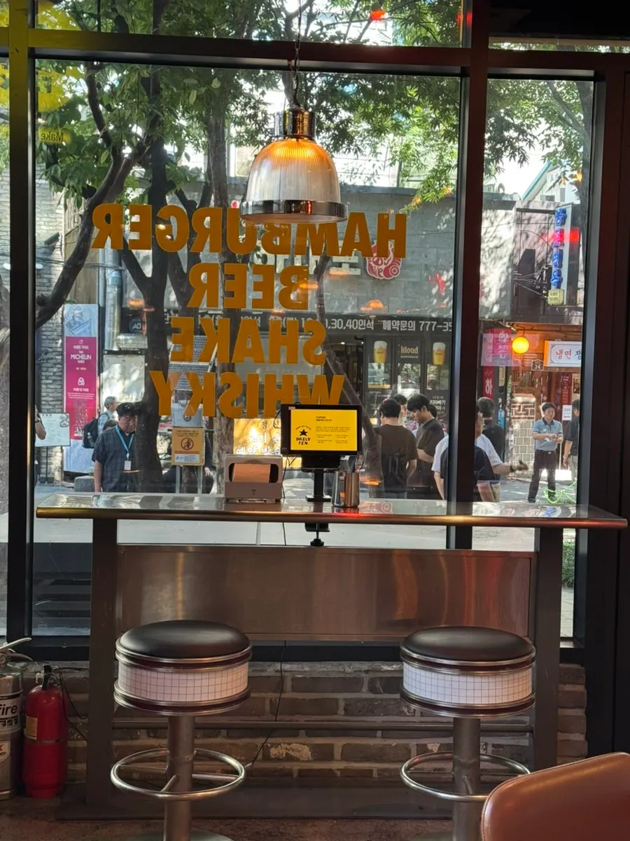 Corner of the restaurant with American-diner-style props