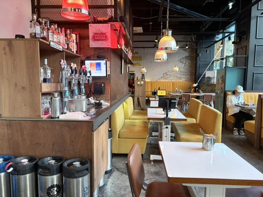 Window seating with large open windows at Daily Fix Euljiro