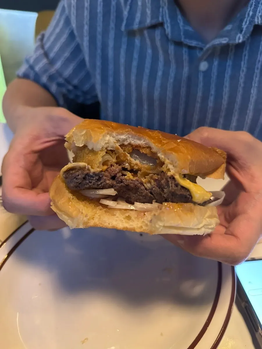 폭신한 번의 치즈버거 단면