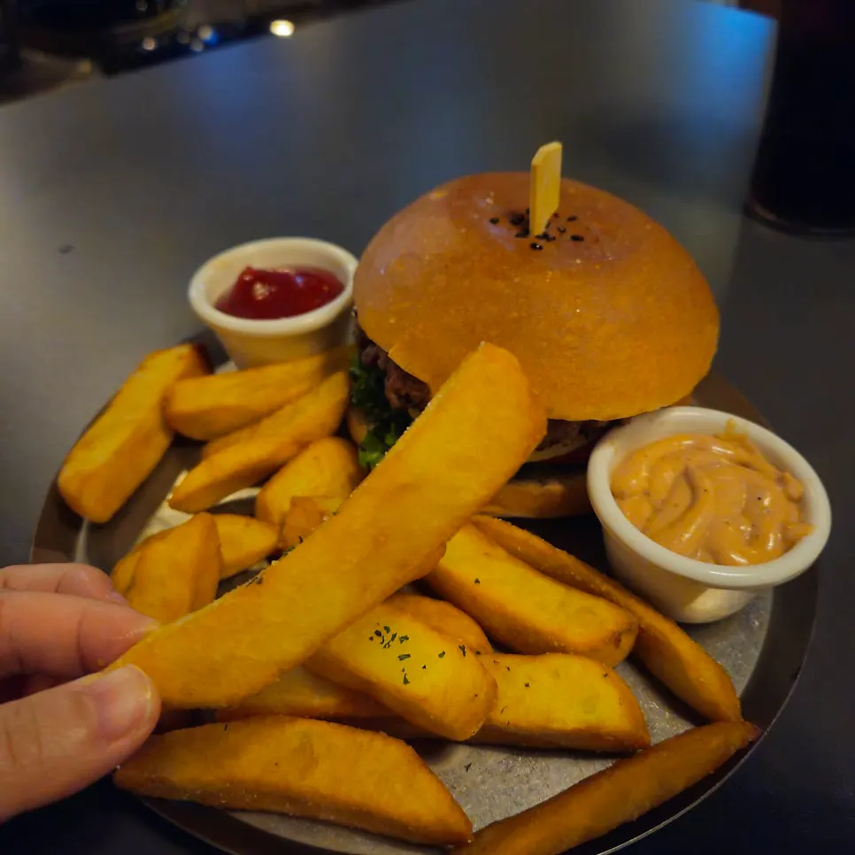 Thickly cut 18fries potato fries