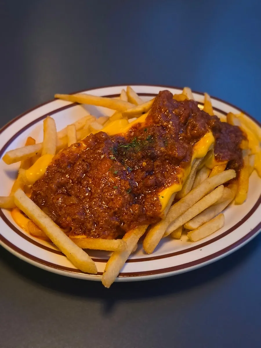 테이블에 차려진 칠리치즈프라이와 탄산음료