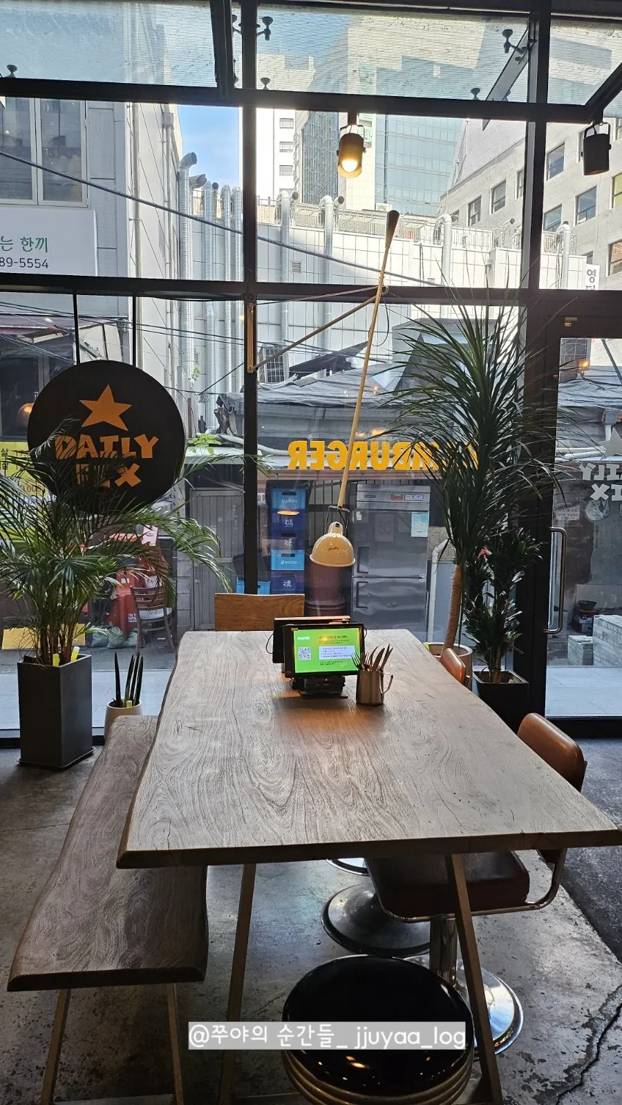 Lighting and seating layout at Daily Fix Euljiro