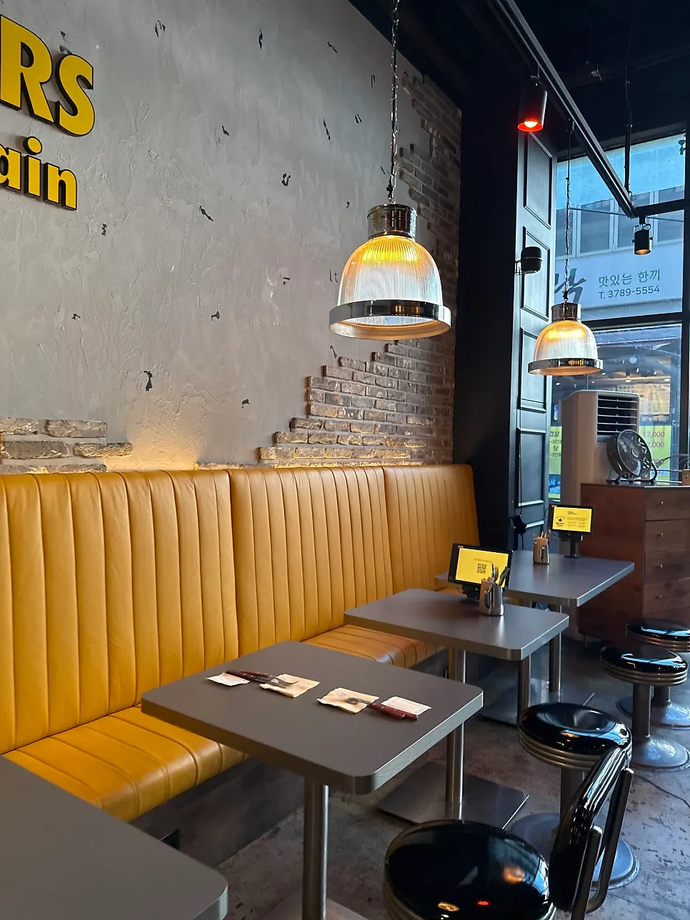 Overview of seating at Daily Fix Euljiro