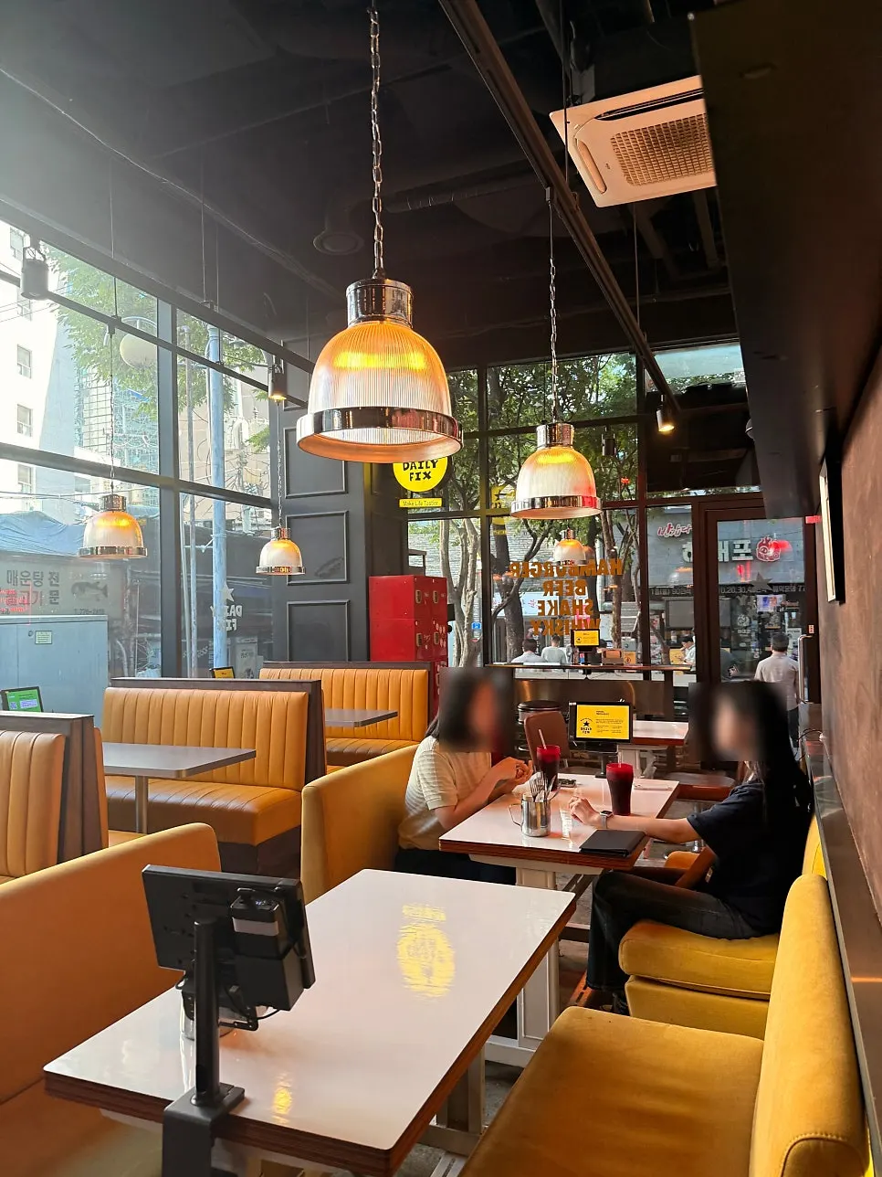 Dining room at Daily Fix Euljiro with no wait at 11am