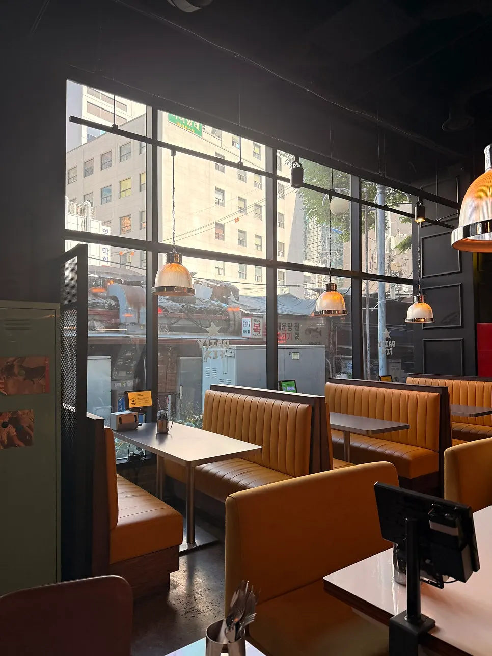 Tables and lighting at Daily Fix Euljiro