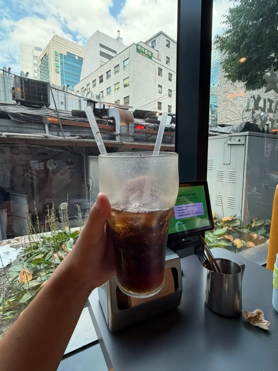 데일리픽스 을지로 매장 내부 세로 컷