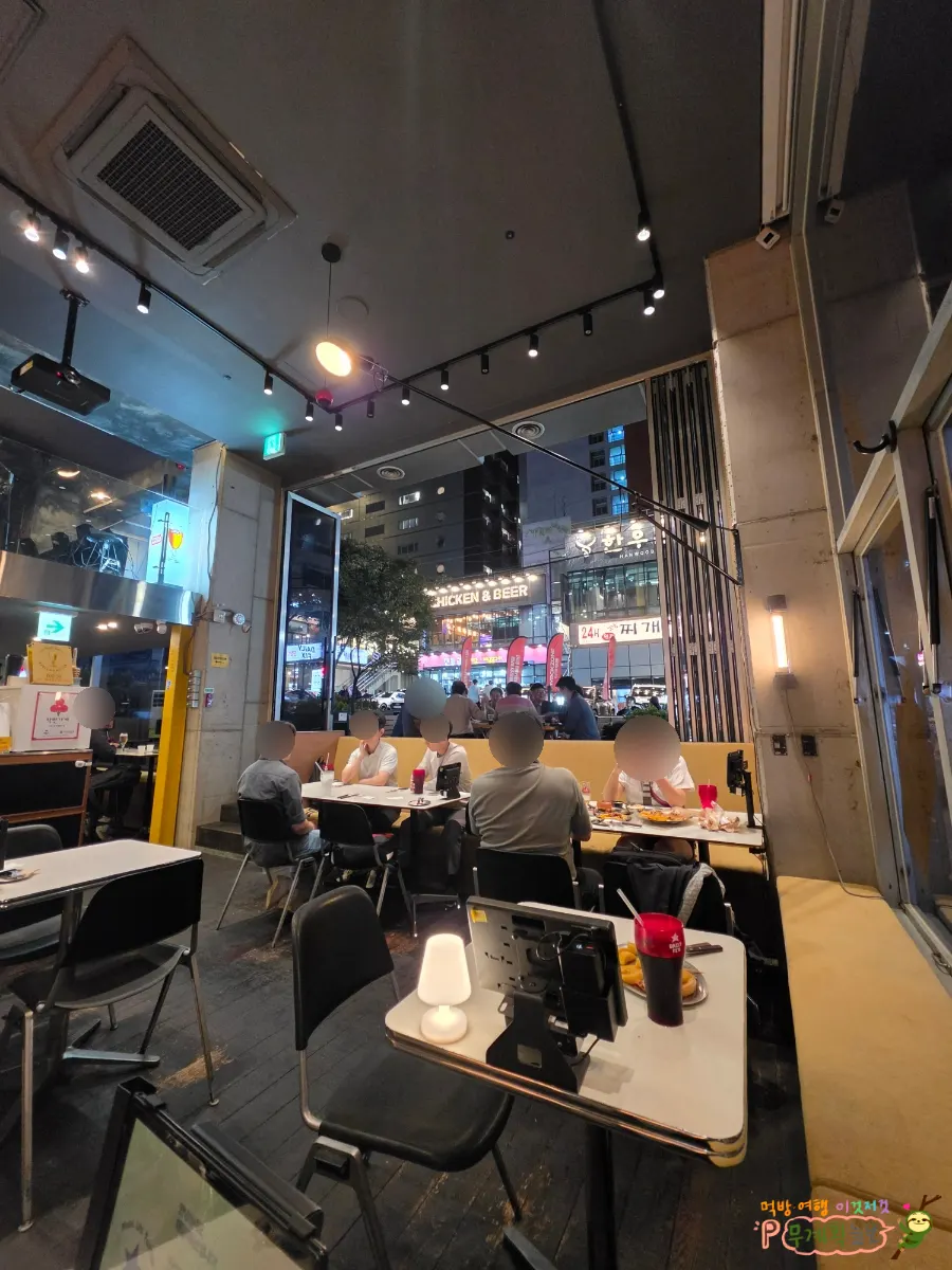조명이 적당한 데일리픽스 강남본점 내부 좌석