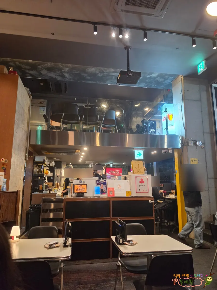 창 전체가 개방된 데일리픽스 강남본점 창가 자리