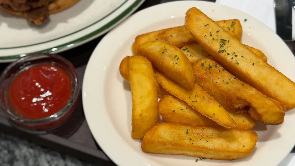 18mm thick fries served with ketchup