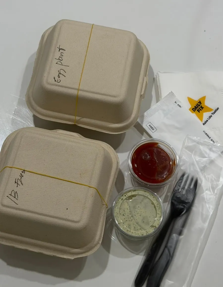 Takeout packaging including extra sauces