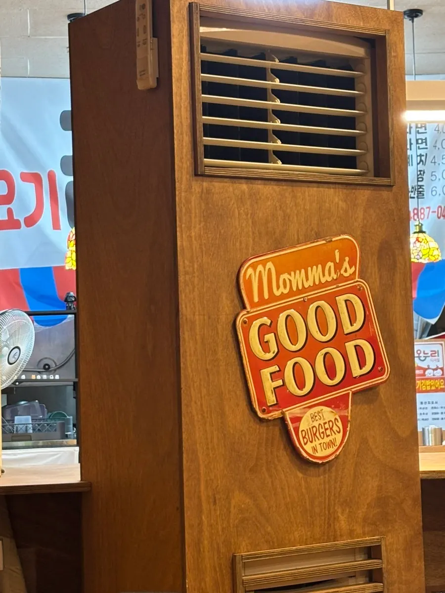 매장 인테리어 소품과 조명