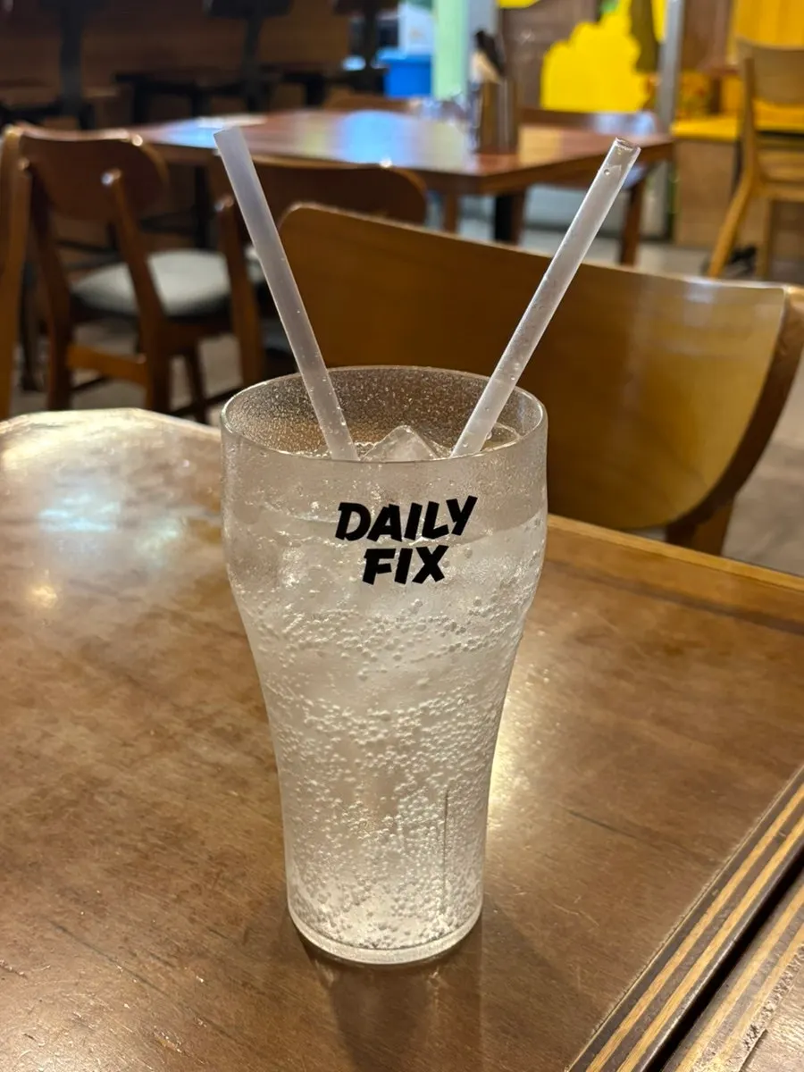 데일리픽스 로고 컵에 담긴 사이다