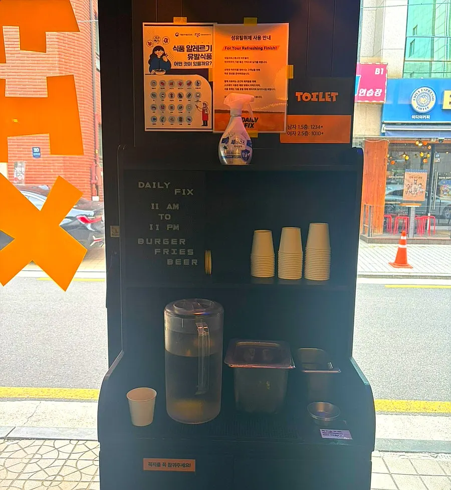 네온사인과 셰프·햄버거 벽화가 있는 다이너풍 인테리어