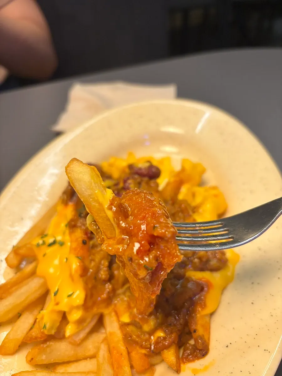 버거와 함께 먹는 칠리치즈프라이