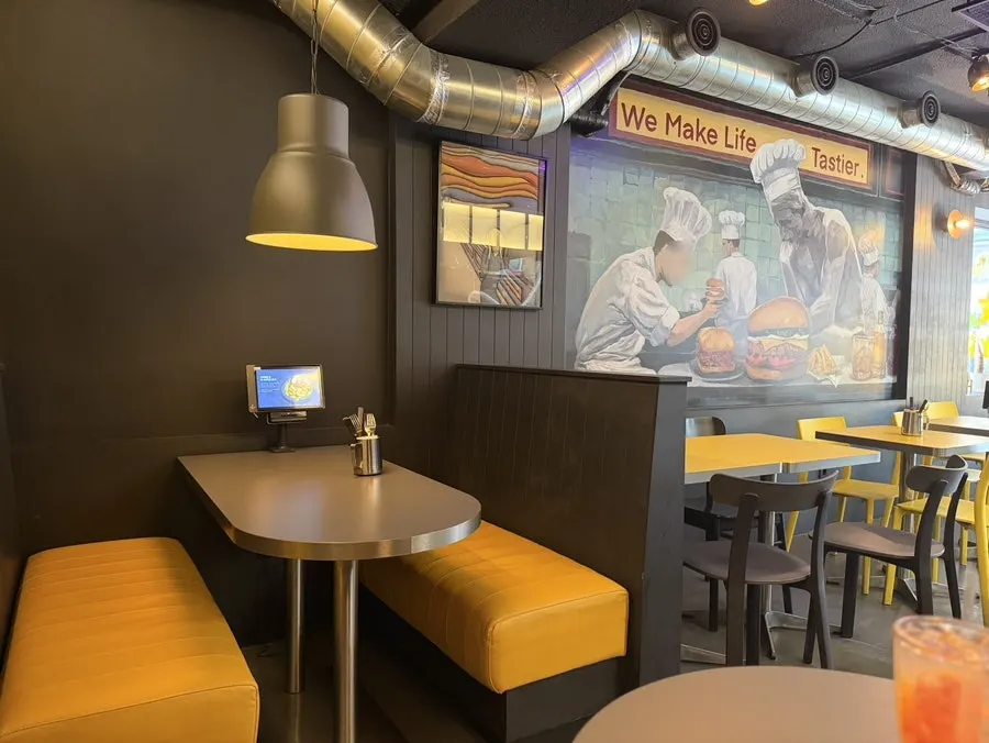 Tables for two and four at Daily Fix Seocho Gyodae Branch