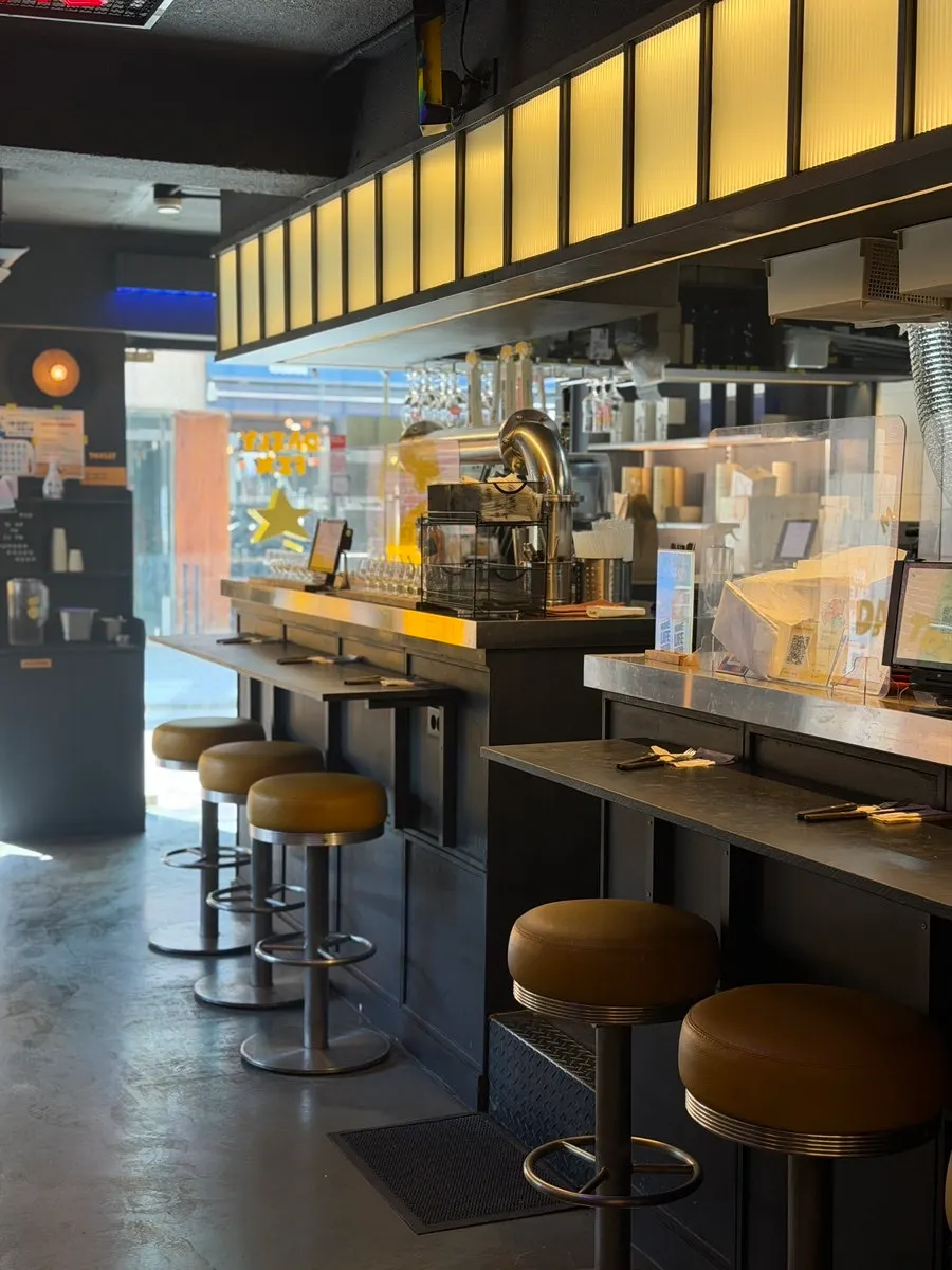 Seating layout at Daily Fix Seocho Gyodae Branch