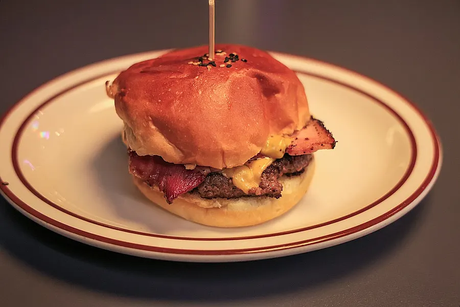 Bacon cheeseburger at Daily Fix