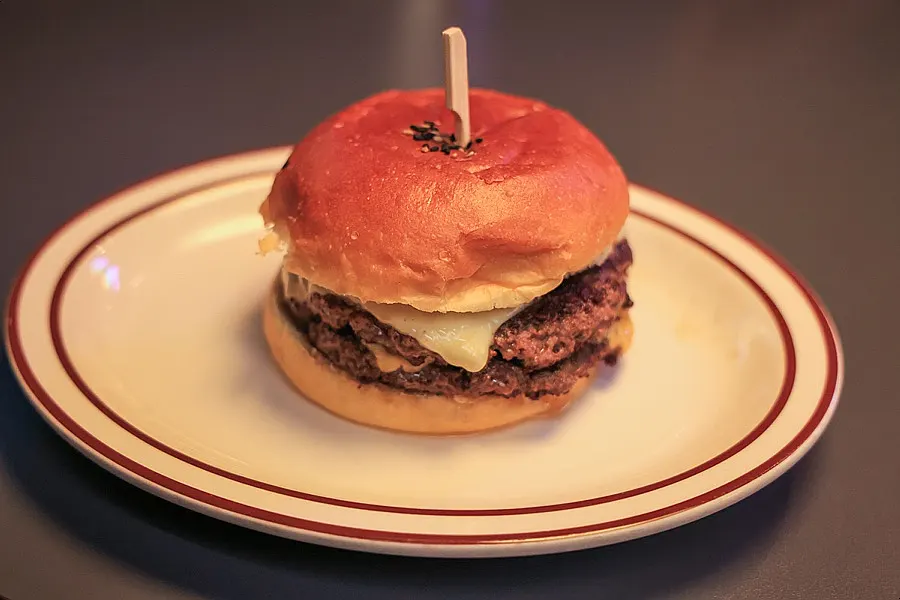 Double cheeseburger with a 300g Korean beef patty